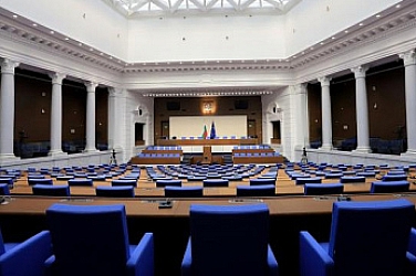 Парламентът ще проведе извънредно заседание на 30 април, вместо на 2 май