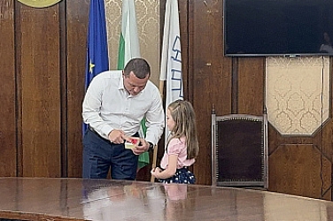 Деца подариха на русенския кмет Пенчо Милков филм за скулптора на Паметника на свободата Арналдо Дзоки