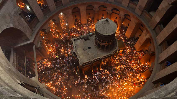 Чудото отново се прояви! Благодатният огън слезе в църквата „Възкресение Христово“ в Йерусалим